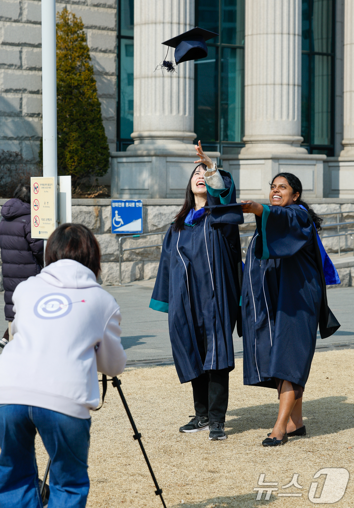 (서울=뉴스1) 안은나 기자 = 2026년 전기 학위수여식이 열린 20일 서울 동대문구 한국외국어대학교에서 외국인 졸업생들이 학사모를 던지며 기념 촬영을 하고 있다. 2026.2. …