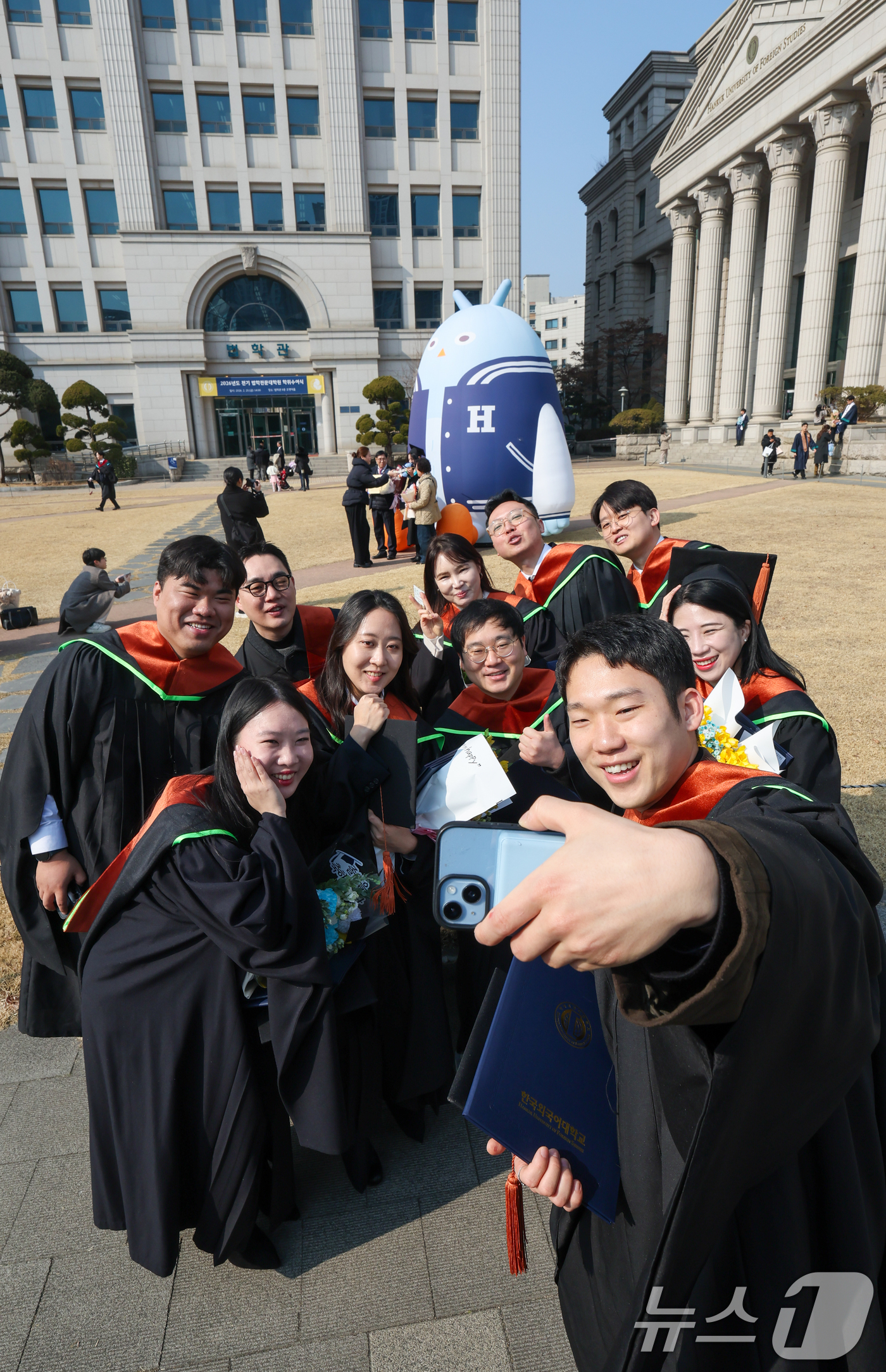 (서울=뉴스1) 안은나 기자 = 2026년 전기 학위수여식이 열린 20일 서울 동대문구 한국외국어대학교에서 졸업생들이 셀카를 찍으며 추억을 남기고 있다. 2026.2.20/뉴스1
