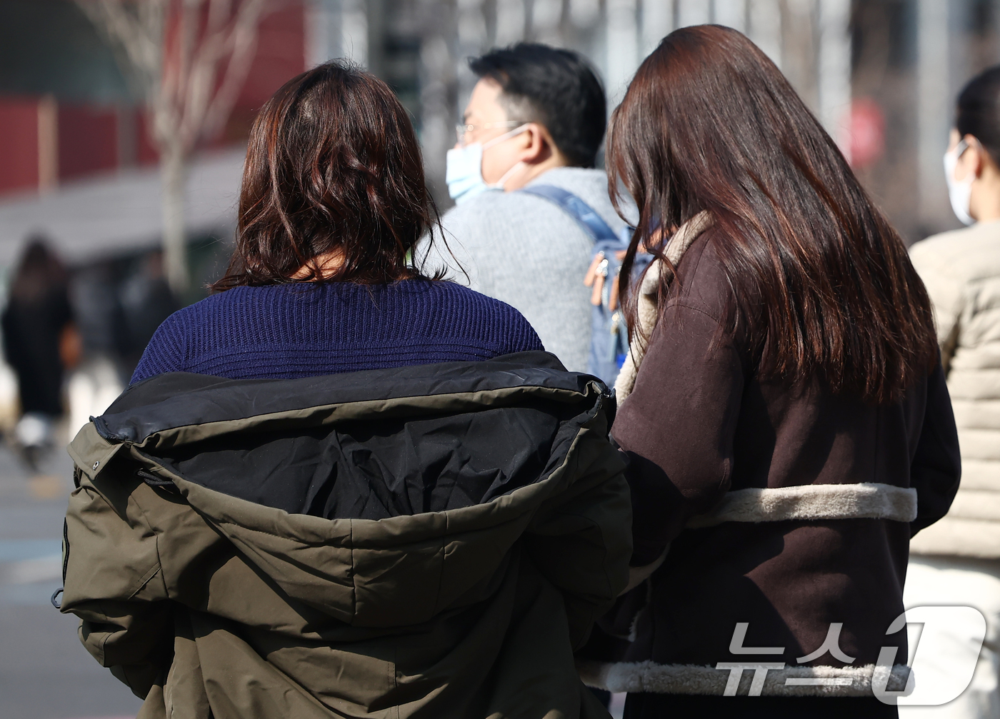 (서울=뉴스1) 김민지 기자 = 서울 낮 최고 기온이 10도 이상 오르며 포근한 날씨를 보인 20일 오후 서울 광화문 사거리에서 시민이 외투를 들고 발걸음을 옮기고 있다. 2026 …