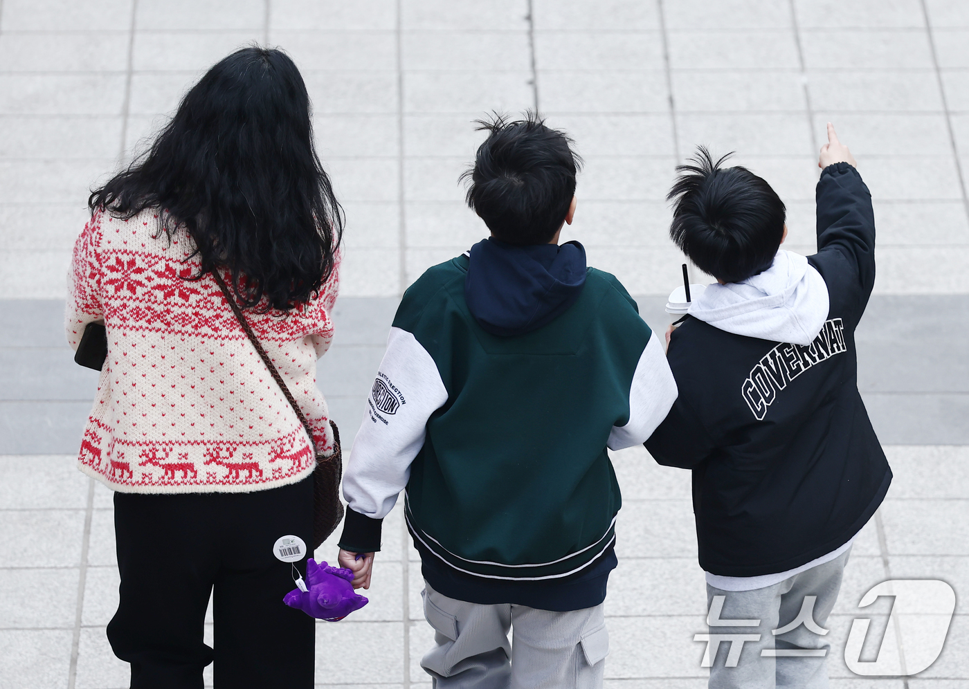 (서울=뉴스1) 김민지 기자 = 서울 낮 최고 기온이 10도 이상 오르며 포근한 날씨를 보인 20일 오후 서울 청계천에서 시민들이 산책을 하고 있다. 2026.2.20/뉴스1