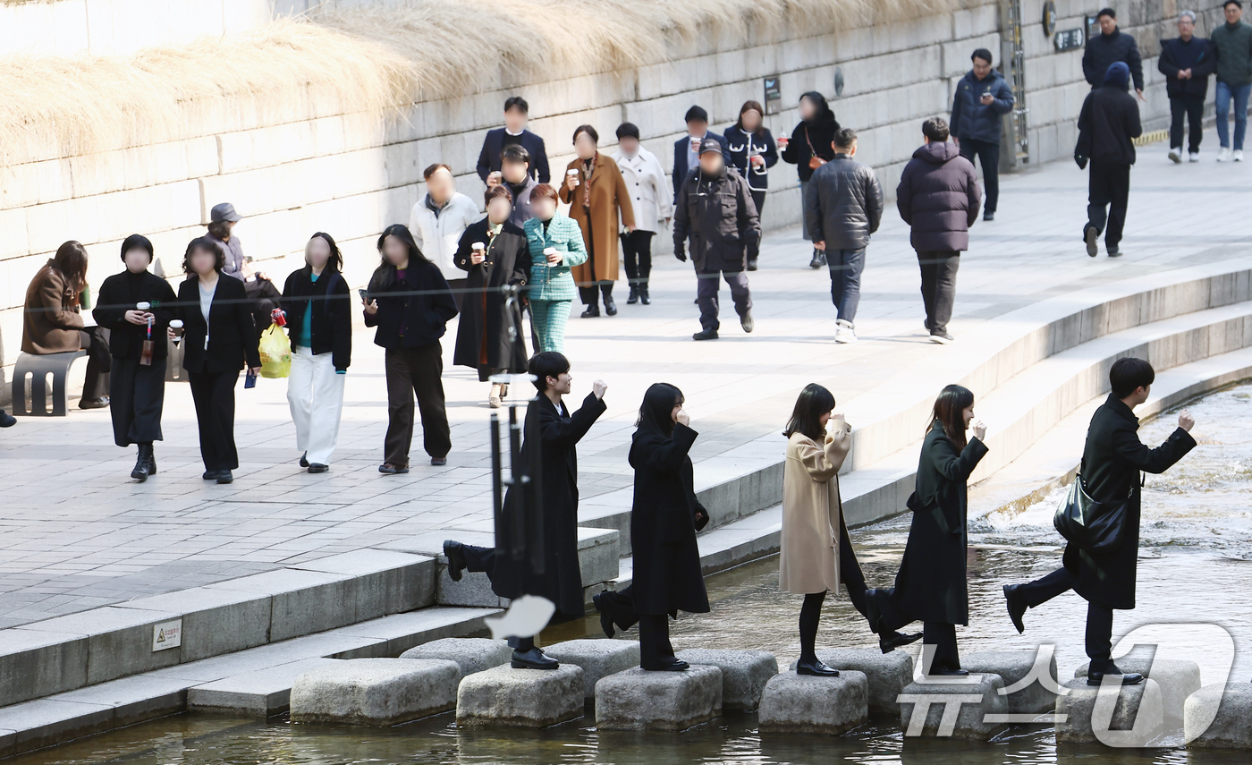 (서울=뉴스1) 김민지 기자 = 서울 낮 최고 기온이 10도 이상 오르며 포근한 날씨를 보인 20일 오후 서울 청계천에서 시민들이 산책을 하고 있다. 2026.2.20/뉴스1