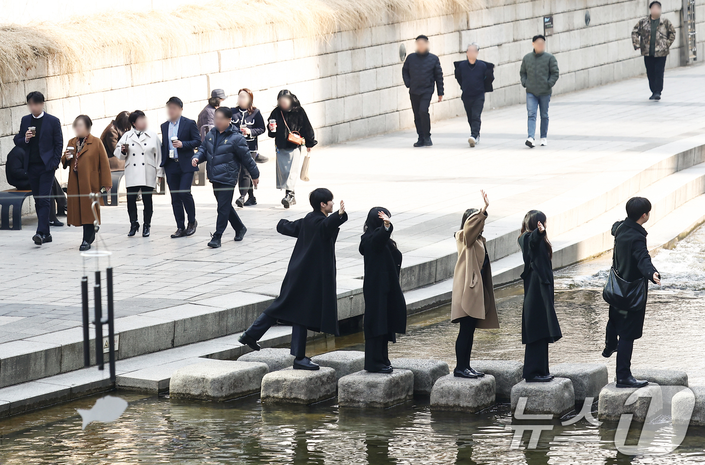 (서울=뉴스1) 김민지 기자 = 서울 낮 최고 기온이 10도 이상 오르며 포근한 날씨를 보인 20일 오후 서울 청계천에서 시민들이 산책을 하고 있다. 2026.2.20/뉴스1