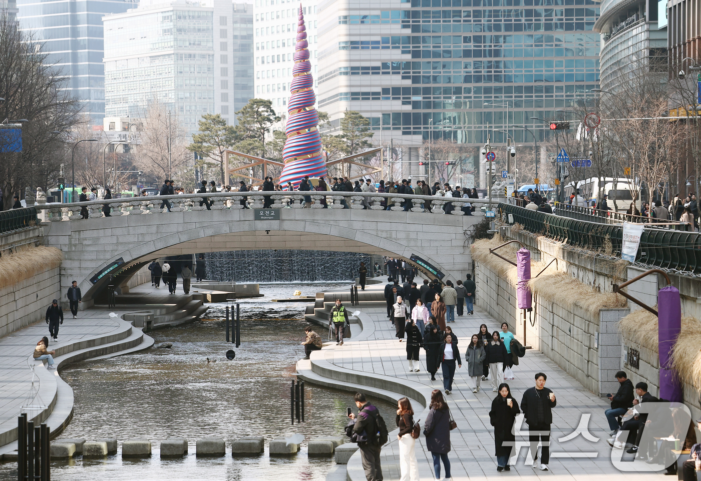 (서울=뉴스1) 김민지 기자 = 서울 낮 최고 기온이 10도 이상 오르며 포근한 날씨를 보인 20일 오후 서울 청계천에서 시민들이 산책을 하고 있다. 2026.2.20/뉴스1