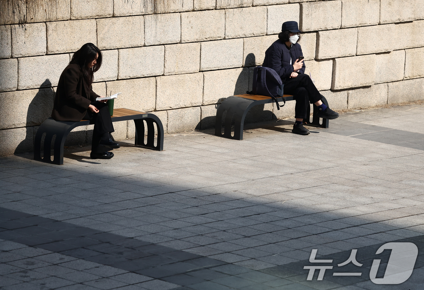 (서울=뉴스1) 김민지 기자 = 서울 낮 최고 기온이 10도 이상 오르며 포근한 날씨를 보인 20일 오후 서울 청계천에서 시민들이 의자에 앉아 쉬고 있다. 2026.2.20/뉴스1 …