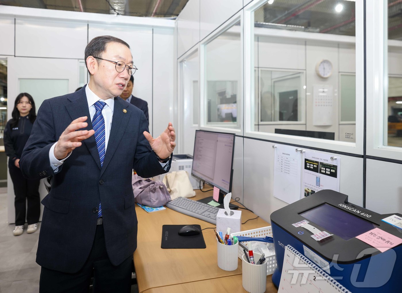 (서울=뉴스1) = 이명구 관세청장이 20일 서울 광진구 동서울우편집중국을 방문해 국제우편물 마약류 2차 검사현장을 점검하고 있다. (관세청 제공. 재판매 및 DB 금지)  202 …