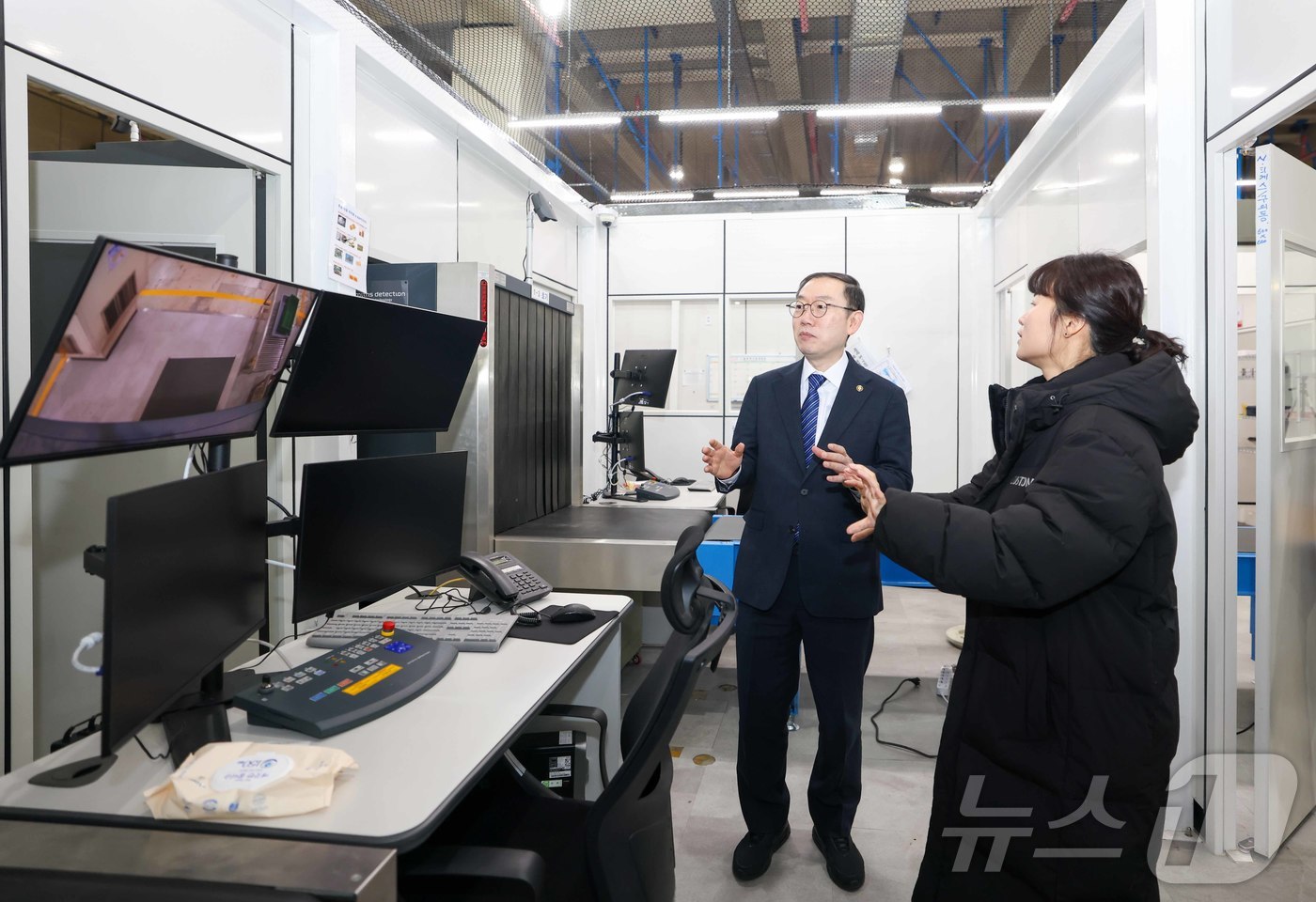 (서울=뉴스1) = 이명구 관세청장이 20일 서울 광진구 동서울우편집중국을 방문해 국제우편물 마약류 2차 검사현장을 점검하고 있다. (관세청 제공. 재판매 및 DB 금지) 2026 …