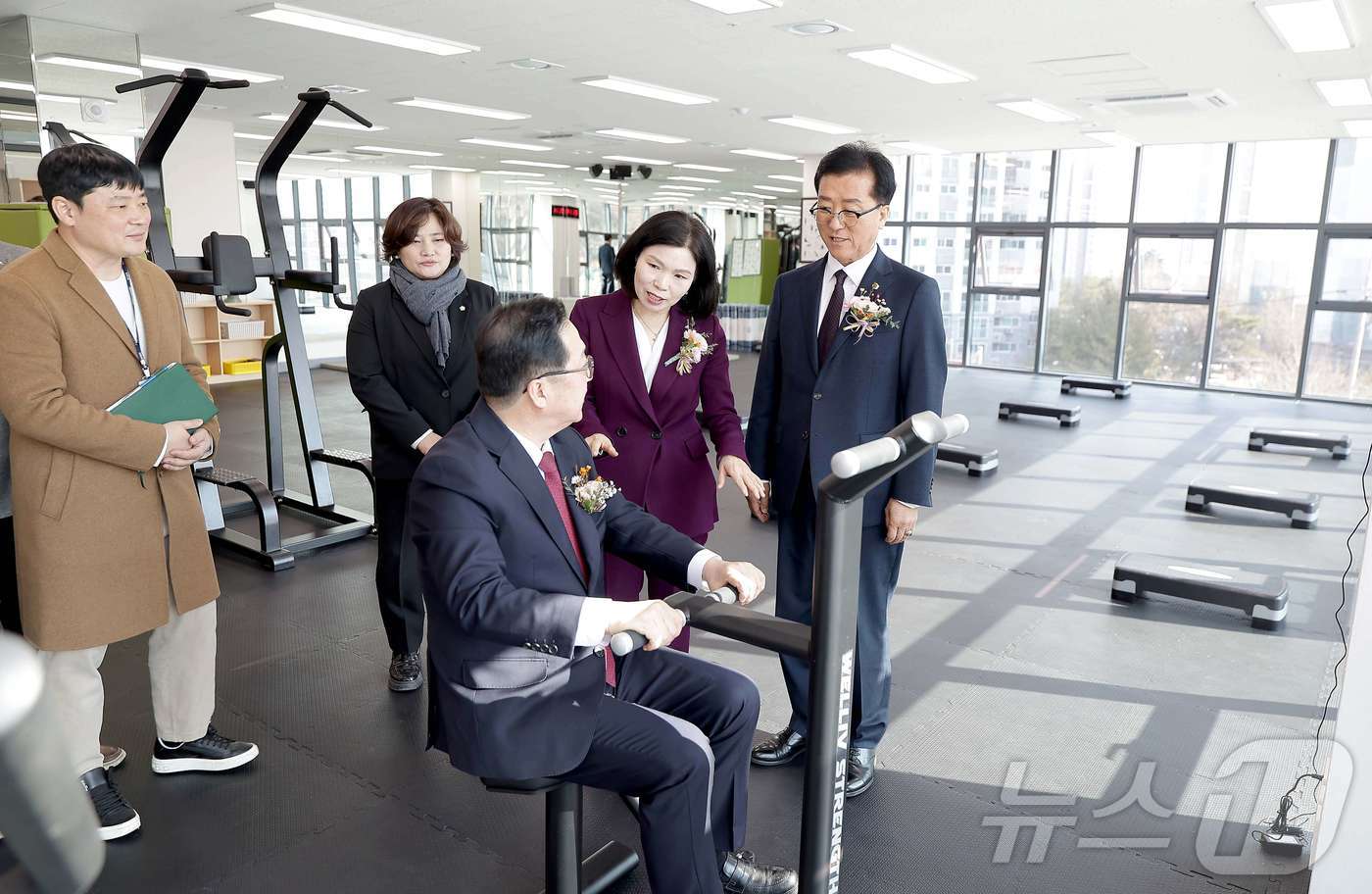 (대전=뉴스1) 이동원 기자 = 조원휘 대전시의회 의장은 20일 구즉문화센터 개소식 행사에 참석해 시설 개관을 함께 축하하며 향후 운영 방향을 공유했다.구즉문화센터는 총사업비 24 …