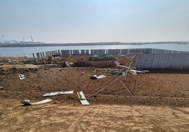 당진 석문방조제 도로 밑 LNG 배관 폭발…가스가압 중 폭발 추정