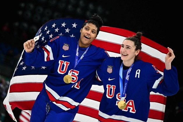 美 흑인 선수 에드워즈, '가족 10명 원정 응원' 속 금메달[올림픽]