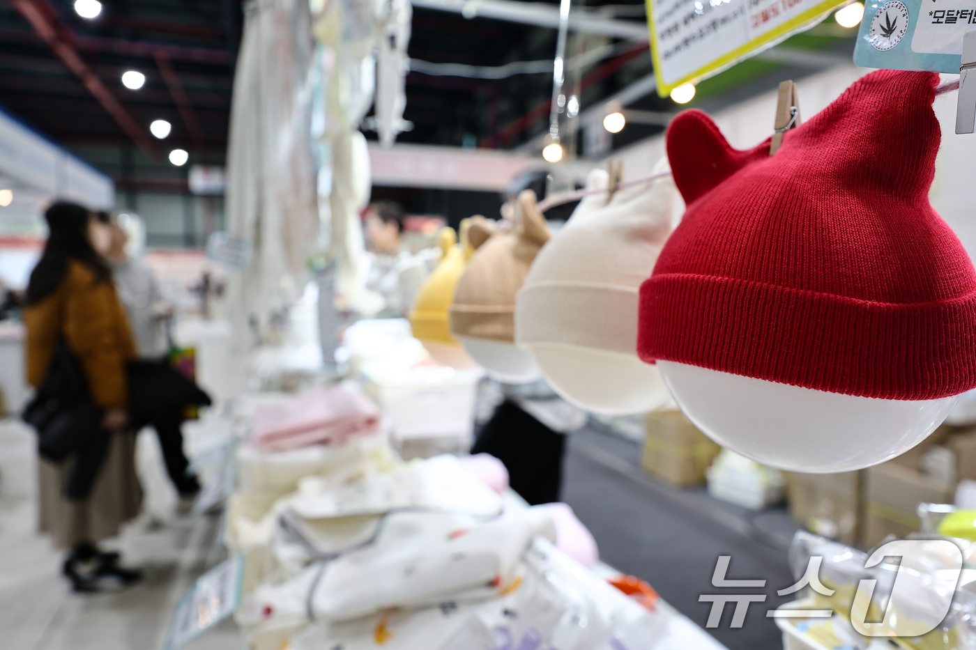 (서울=뉴스1) 김도우 기자 = 20일 서울 강남구 세텍에서 열린 서울베이비키즈페어에서 관람객들이 육아용품을 살펴보고 있다. 2026.2.20/뉴스1