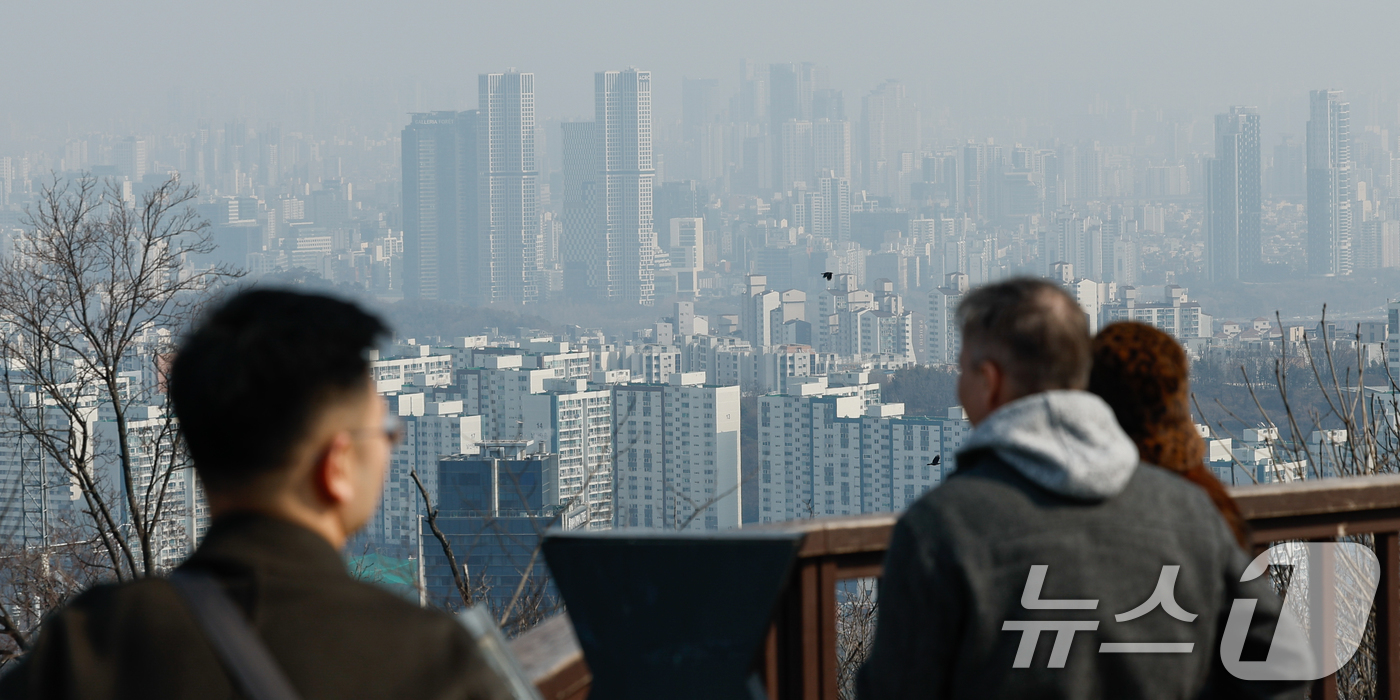 (서울=뉴스1) 안은나 기자 = 20일 오후 서울 남산에서 바라본 도심 아파트 단지.이날 한국부동산원이 발표한 2월 3주 주간 아파트가격 동향에 따르면 서울 아파트 매매가격은 0. …