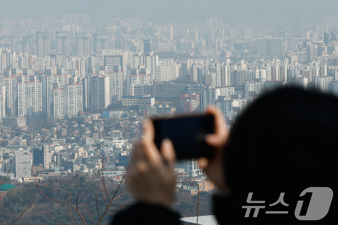 (서울=뉴스1) 안은나 기자 = 20일 오후 서울 남산에서 바라본 도심 아파트 단지.이날 한국부동산원이 발표한 2월 3주 주간 아파트가격 동향에 따르면 서울 아파트 매매가격은 0. …
