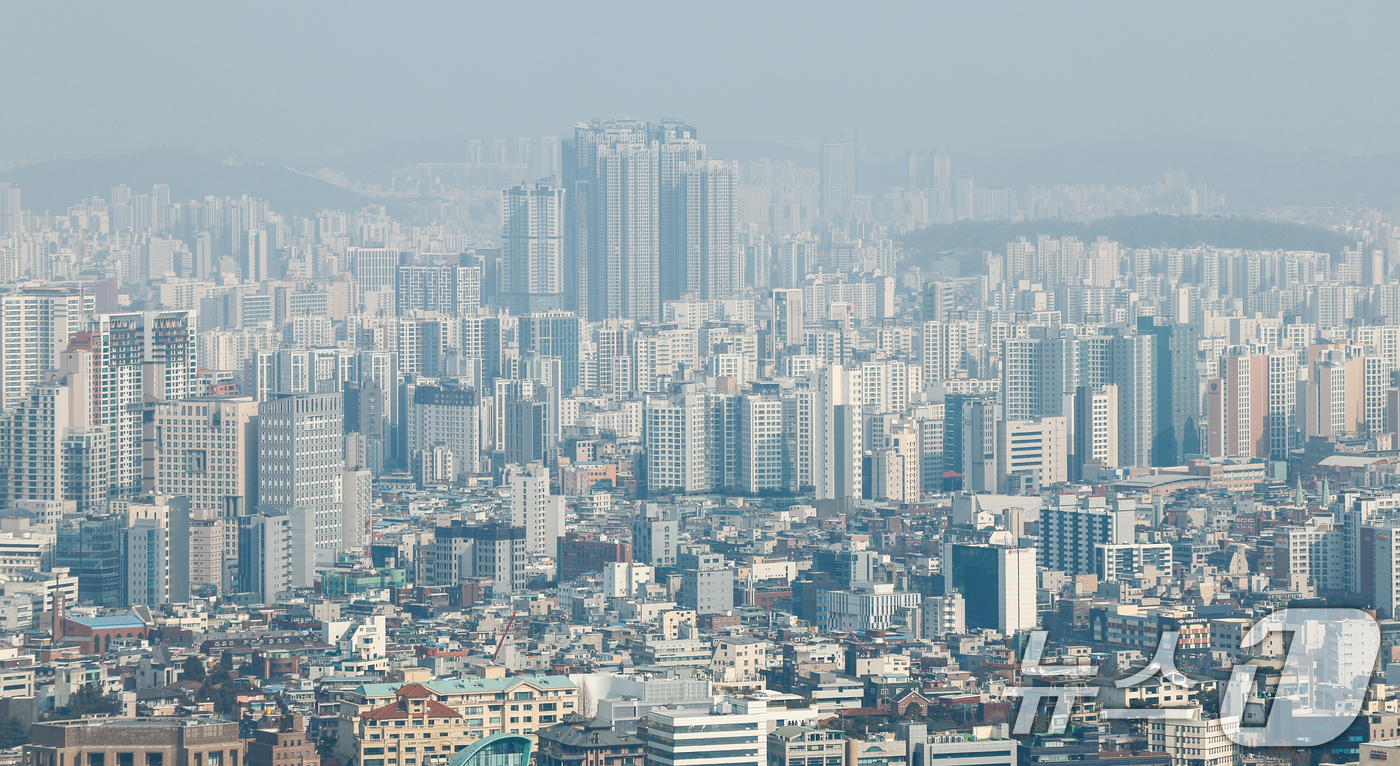 (서울=뉴스1) 안은나 기자 = 20일 오후 서울 남산에서 바라본 도심 아파트 단지.이날 한국부동산원이 발표한 2월 3주 주간 아파트가격 동향에 따르면 서울 아파트 매매가격은 0. …