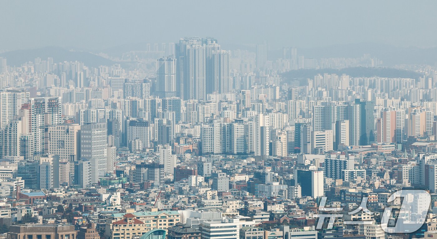 본문 이미지 - 서울 남산에서 바라본 도심 아파트 단지.2026.2.20 ⓒ 뉴스1 안은나 기자