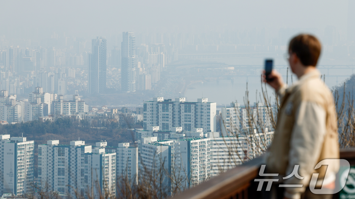 (서울=뉴스1) 안은나 기자 = 20일 오후 서울 남산에서 바라본 도심 아파트 단지.이날 한국부동산원이 발표한 2월 3주 주간 아파트가격 동향에 따르면 서울 아파트 매매가격은 0. …