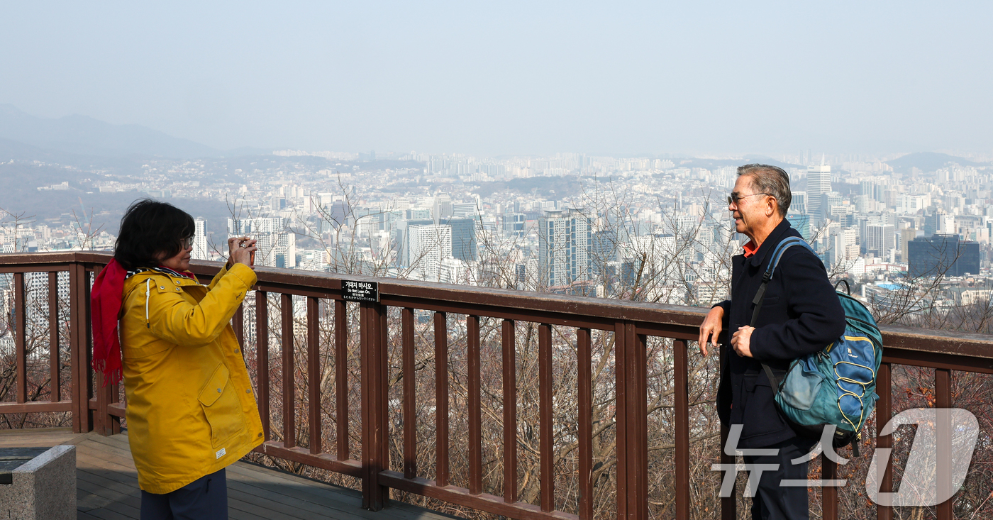 (서울=뉴스1) 안은나 기자 = 날이 포근해지자 초미세먼지가 '나쁨' 수준을 보이는 20일 오후 서울 남산에서 관광객들이 사진을 찍고 있다. 2026.2.20/뉴스1