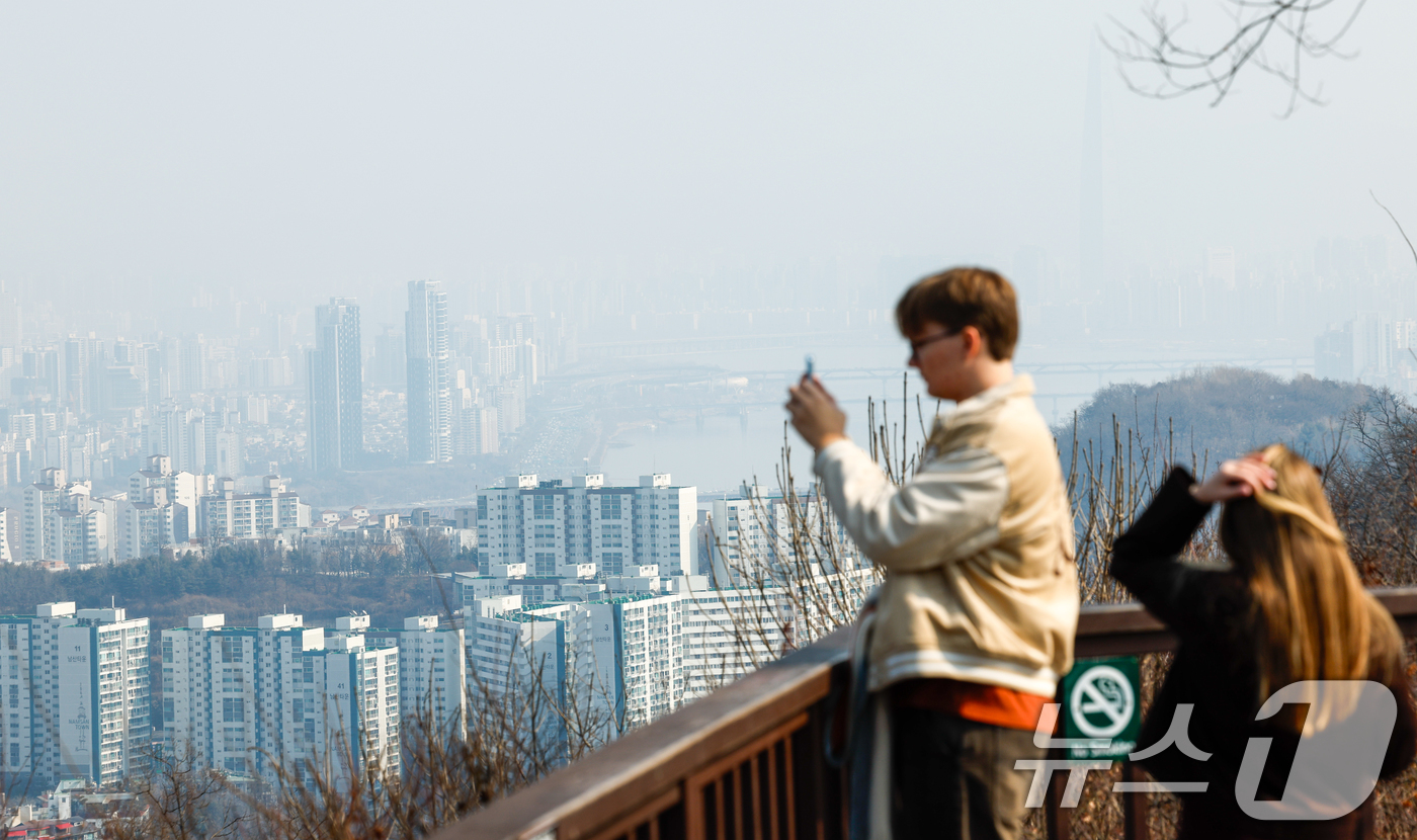 (서울=뉴스1) 안은나 기자 = 날이 포근해지자 초미세먼지가 '나쁨' 수준을 보이는 20일 오후 서울 남산에서 관광객들이 사진을 찍고 있다. 2026.2.20/뉴스1
