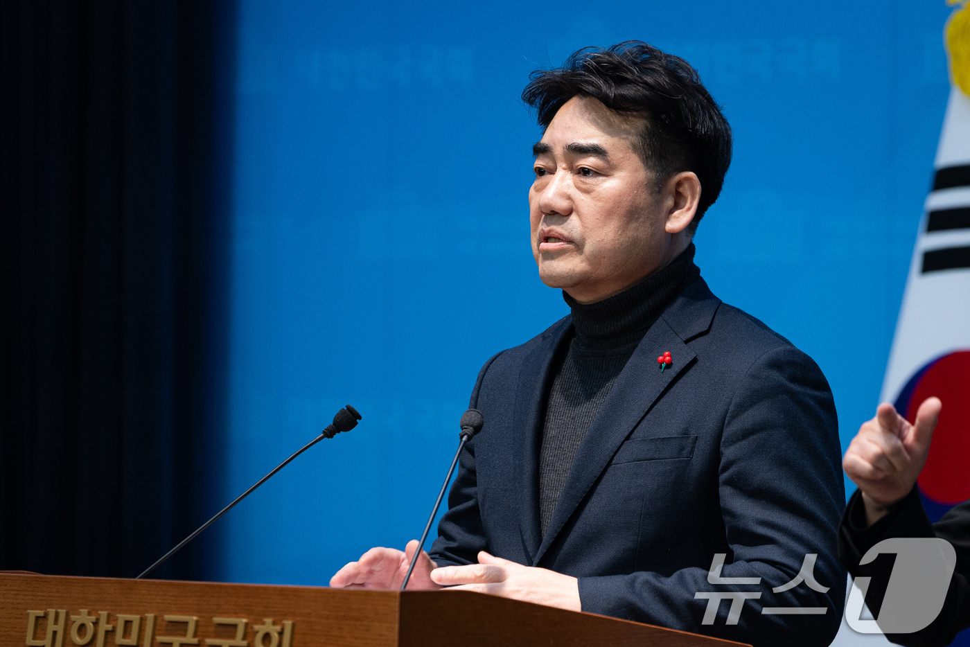 (서울=뉴스1) 유승관 기자 = 이성권 국민의힘 의원이 20일 서울 여의도 국회 소통관에서 윤석열 전 대통령 내란 1심 선고 관련 장동혁 대표 입장 발표를 비판하는 기자회견을 하고 …