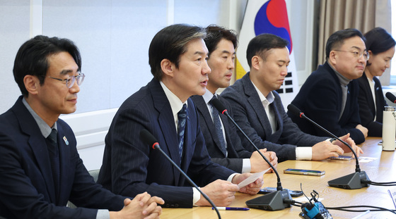 입당 환영식 인사말하는 조국