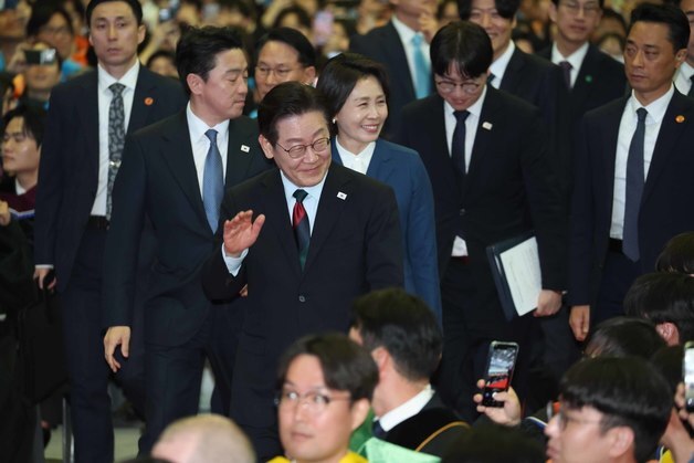 尹 입틀막 이후 2년…李대통령, 카이스트 졸업식서 '하이파이브'