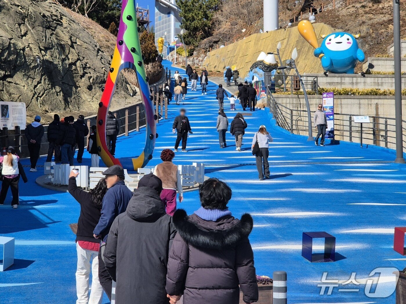 본문 이미지 - 설 연휴였던 지난 17일 강원 동해시 묵호동 도째비골 스카이밸리 찾은 방문객들.(뉴스1 DB)