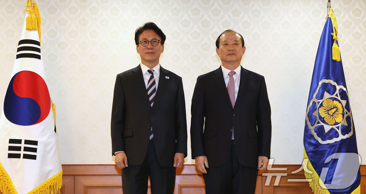 (서울=뉴스1) 임세영 기자 = 김민석 국무총리가 20일 서울 종로구 정부서울청사에서 열린 차관급 임명장 수여식에서 김경희 국가교육위원회 상임위원에게 임명장을 수여 후 기념촬영을 …