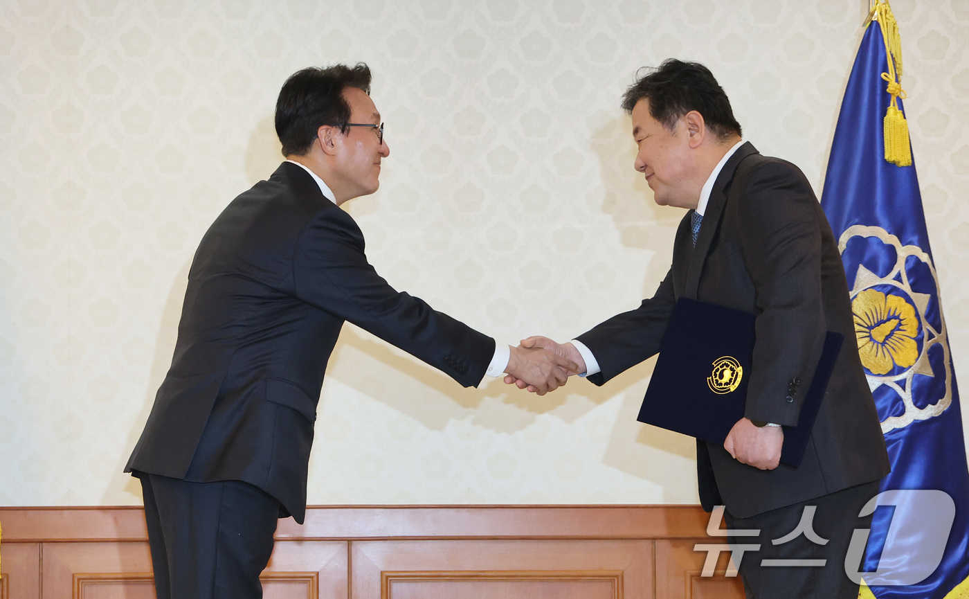 (서울=뉴스1) 임세영 기자 = 김민석 국무총리가 20일 서울 종로구 정부서울청사에서 열린 차관급 임명장 수여식에서 이광호 국가교육위원회 상임위원에게 임명장을 수여하고 있다. 20 …