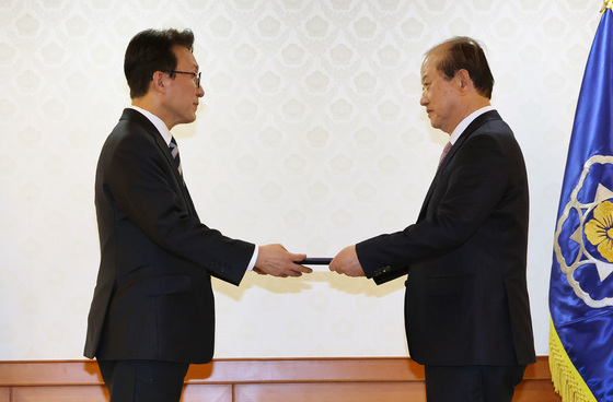 김민석 국무총리, 김경희 국가교육위원회 상임위원 임명장 수여