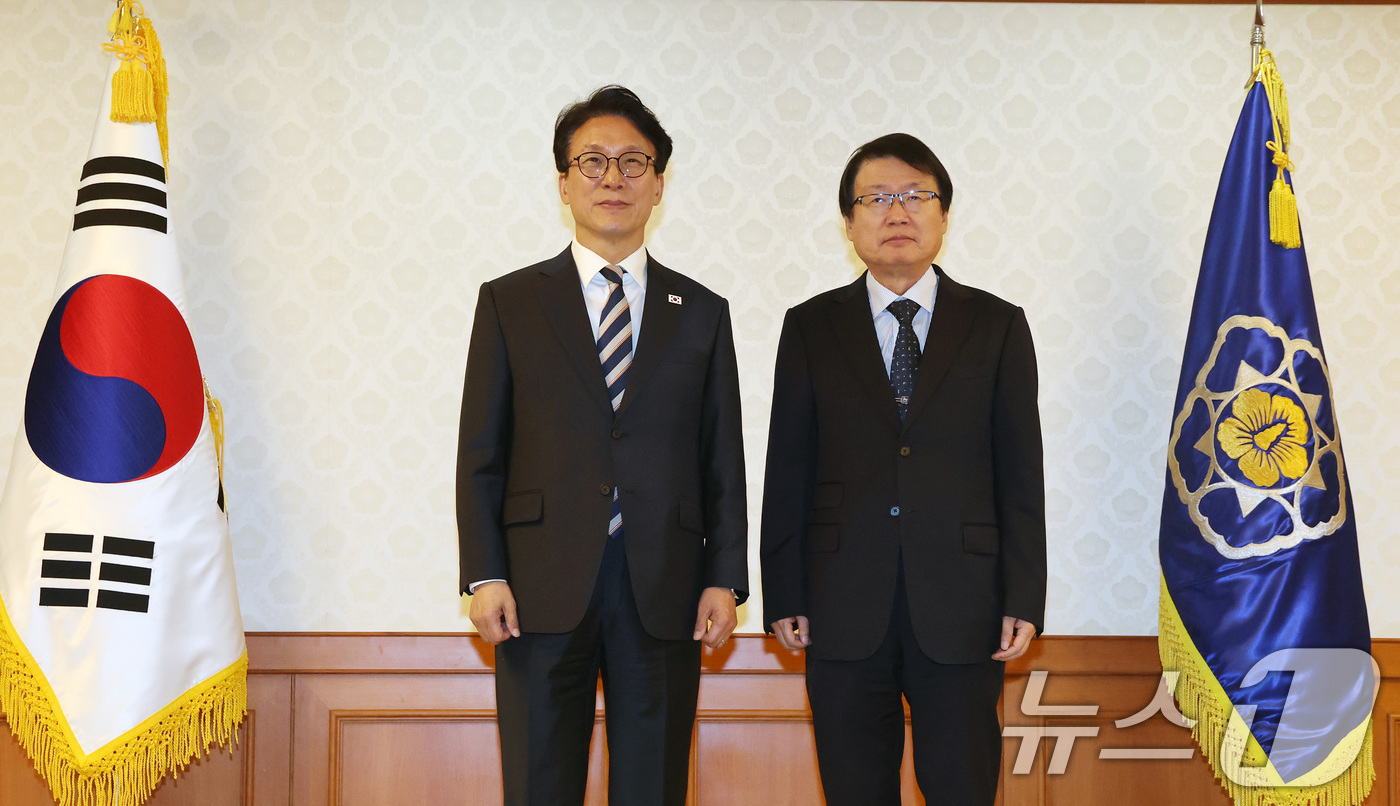 (서울=뉴스1) 임세영 기자 = 김민석 국무총리가 20일 서울 종로구 정부서울청사에서 열린 차관급 임명장 수여식에서 오영근 국가인권위원회 상임위원에게 임명장을 수여 후 기념촬영을 …