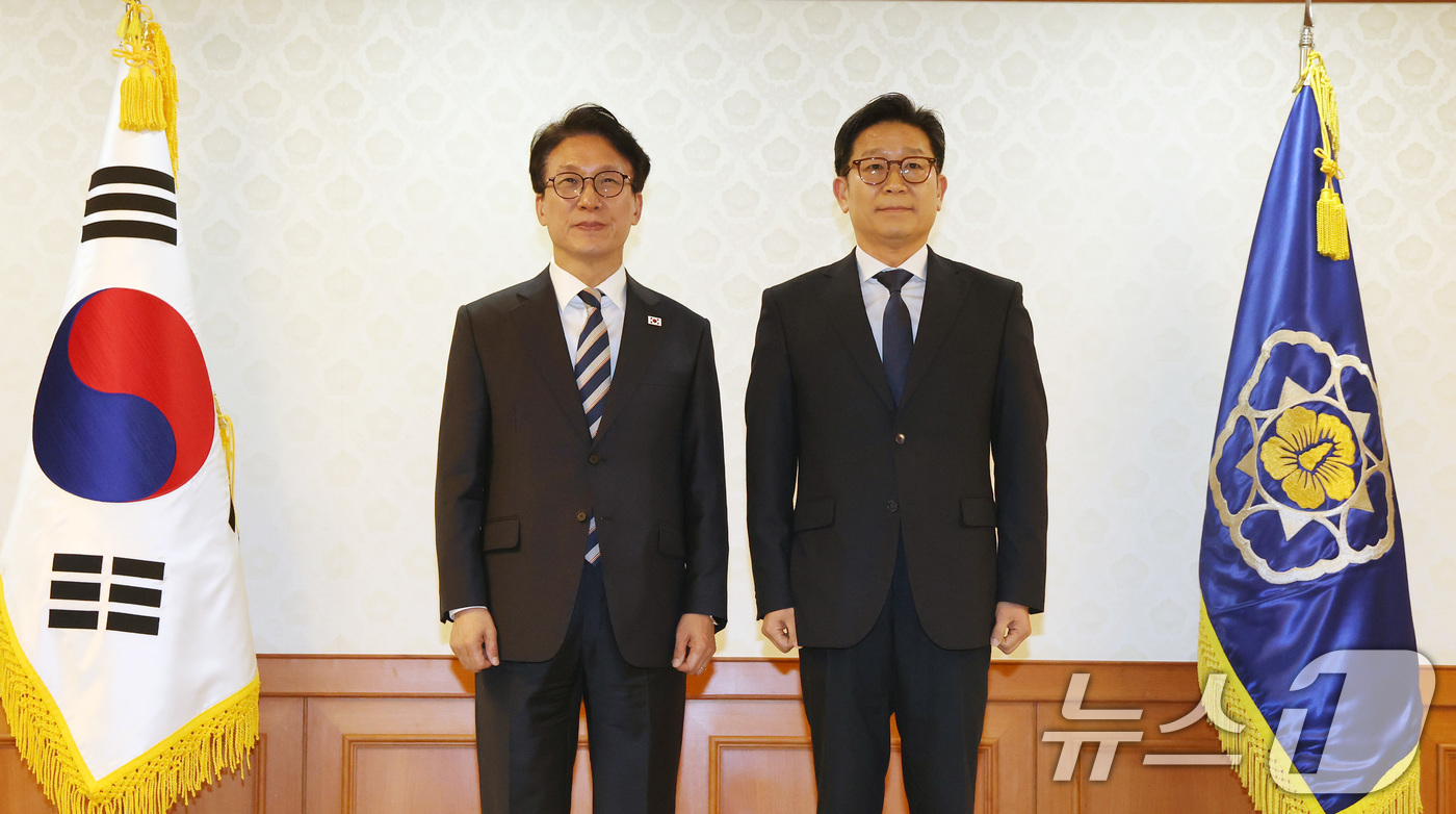 (서울=뉴스1) 임세영 기자 = 김민석 국무총리가 20일 서울 종로구 정부서울청사에서 열린 차관급 임명장 수여식에서 최승필 감사위원에게 임명장을 수여 후 기념촬영을 하고 있다. 2 …