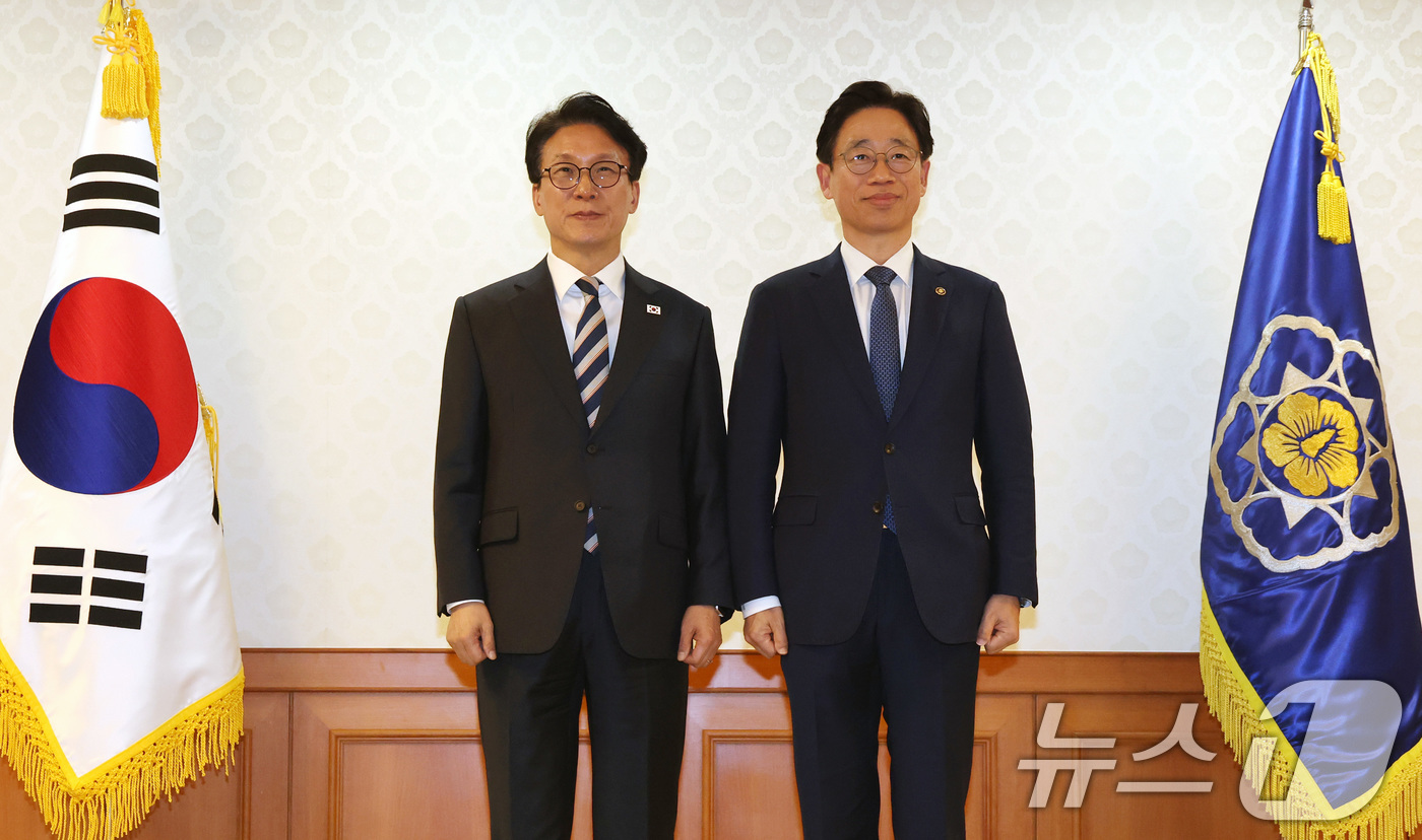 (서울=뉴스1) 임세영 기자 = 김민석 국무총리가 20일 서울 종로구 정부서울청사에서 열린 차관급 임명장 수여식에서 오태석 우주항공청장에게 임명장을 수여 후 기념촬영을 하고 있다. …