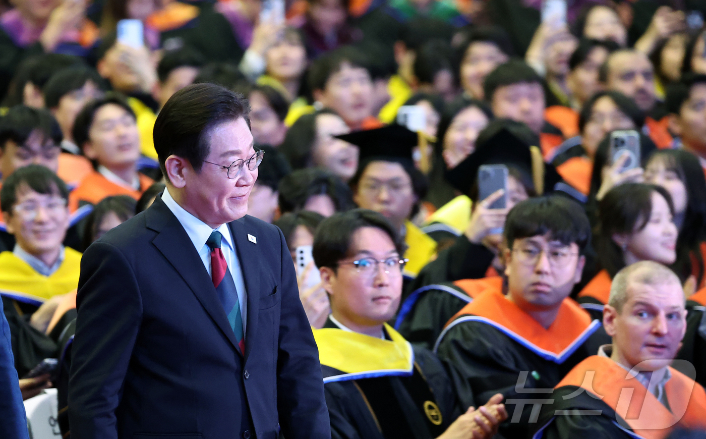 (대전=뉴스1) 이재명 기자 = 이재명 대통령이 20일 대전 유성구 한국과학기술원(KAIST)에서 열린 학위수여식에 입장하고 있다. (청와대통신사진기자단) 2026.2.20/뉴스1 …