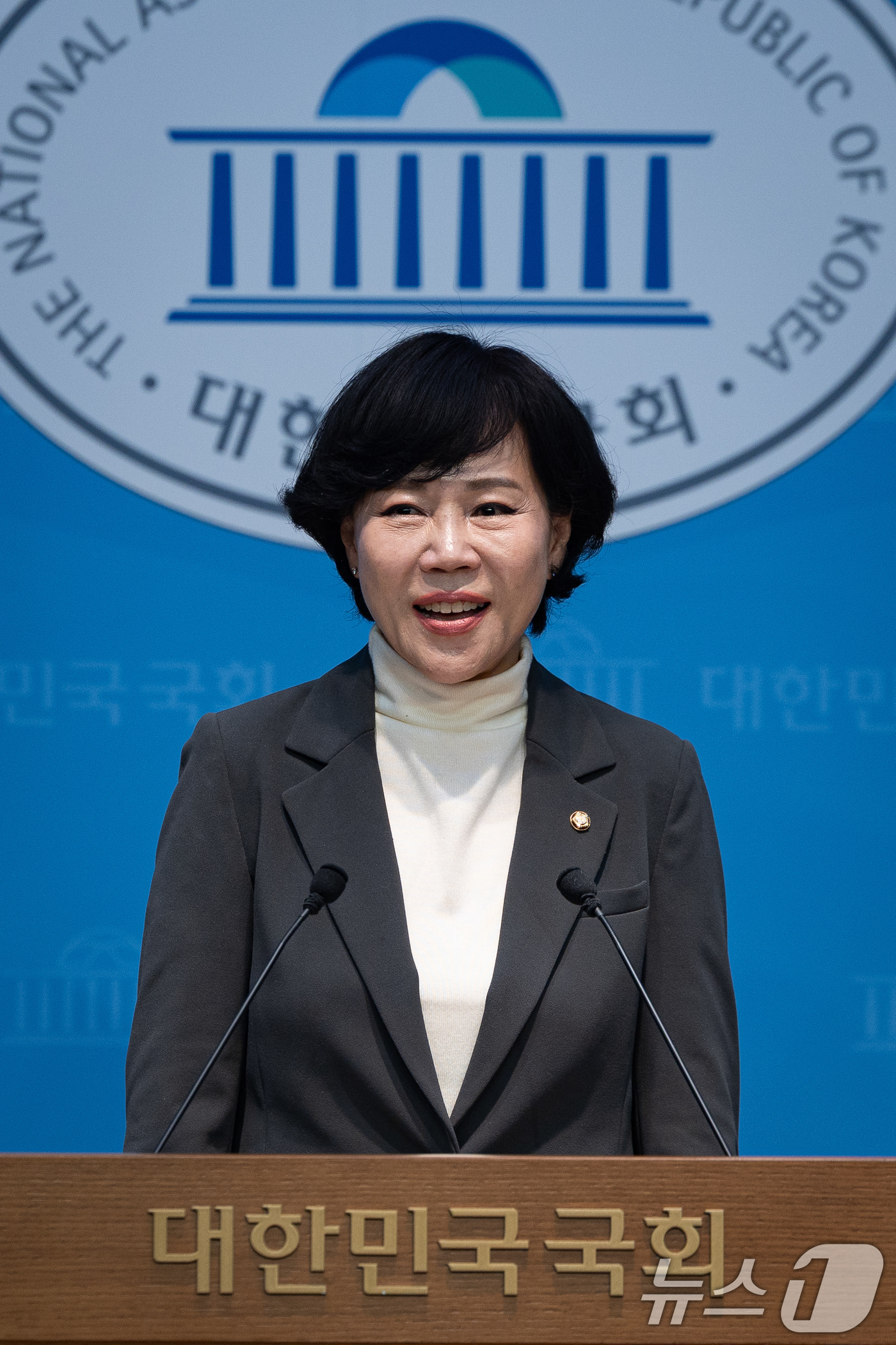 (서울=뉴스1) 유승관 기자 = 전현희 더불어민주당 의원이 20일 서울 여의도 국회 소통관에서 기자회견을 열고 오세훈 서울시장의 광화문광장 감사의 정원 불법조형물 철거를 촉구하고 …