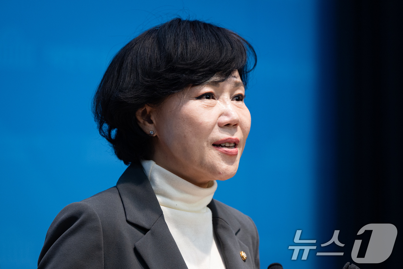 (서울=뉴스1) 유승관 기자 = 전현희 더불어민주당 의원이 20일 서울 여의도 국회 소통관에서 기자회견을 열고 오세훈 서울시장의 광화문광장 감사의 정원 불법조형물 철거를 촉구하고 …