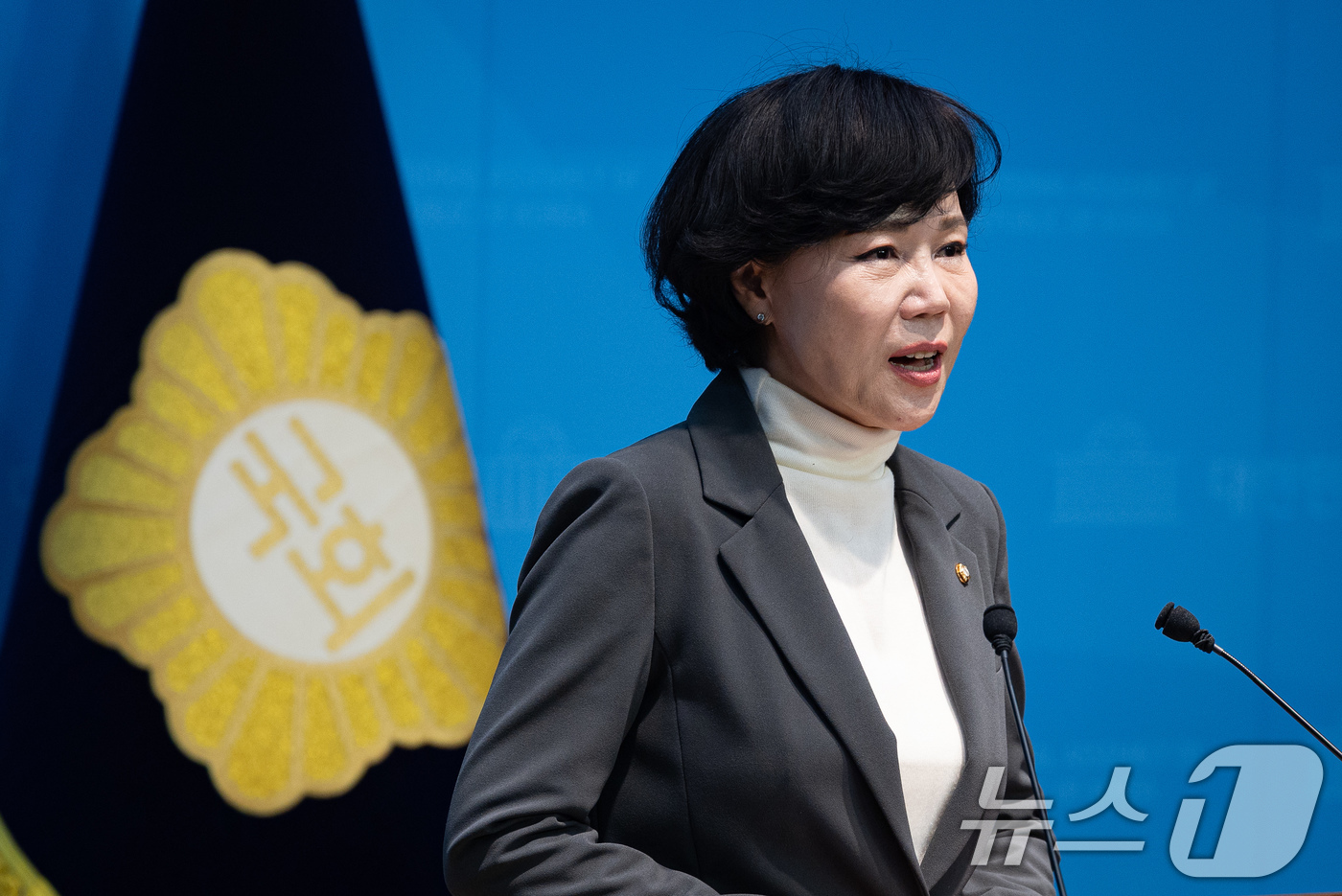 (서울=뉴스1) 유승관 기자 = 전현희 더불어민주당 의원이 20일 서울 여의도 국회 소통관에서 기자회견을 열고 오세훈 서울시장의 광화문광장 감사의 정원 불법조형물 철거를 촉구하고 …