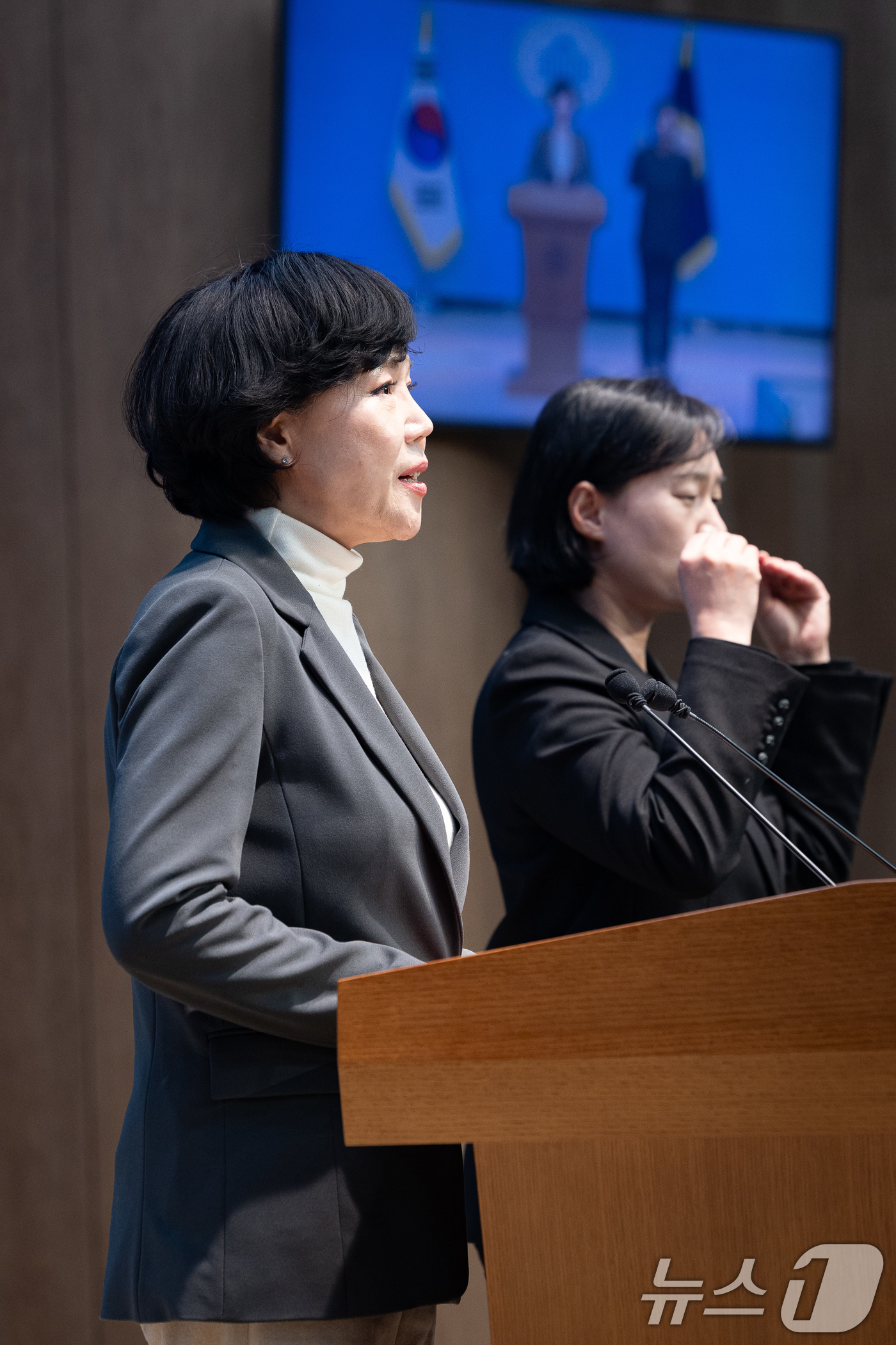 (서울=뉴스1) 유승관 기자 = 전현희 더불어민주당 의원이 20일 서울 여의도 국회 소통관에서 기자회견을 열고 오세훈 서울시장의 광화문광장 감사의 정원 불법조형물 철거를 촉구하고 …