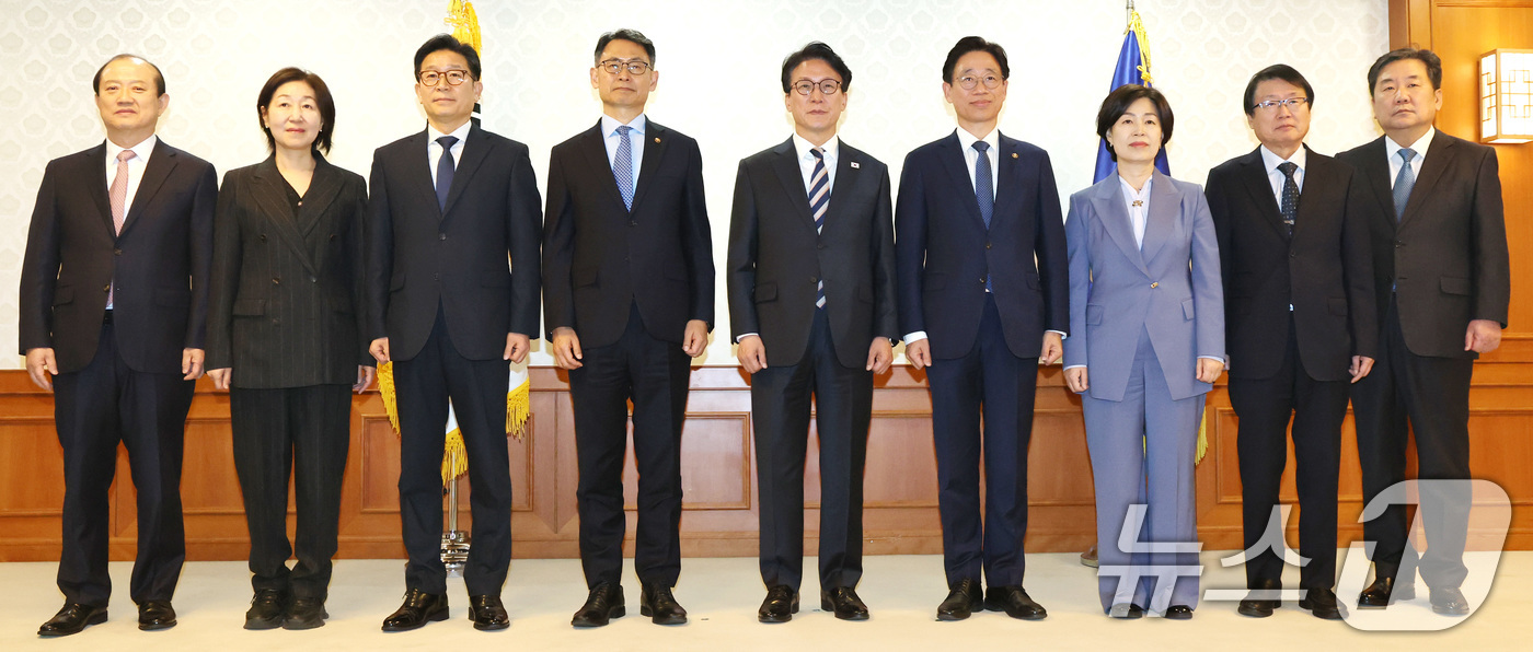 (서울=뉴스1) 임세영 기자 = 김민석 국무총리가 20일 서울 종로구 정부서울청사에서 열린 차관급 임명장 수여식에서 참석자들과 기념촬영을 하고 있다.왼쪽부터 김경희 국가교육위원회 …