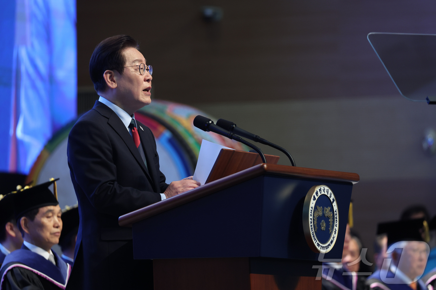 (대전=뉴스1) 이재명 기자 = 이재명 대통령이 20일 대전 유성구 한국과학기술원(KAIST)에서 열린 2025학년도 전기 학위수여식에서 축사하고 있다. 2026.2.20/뉴스1
