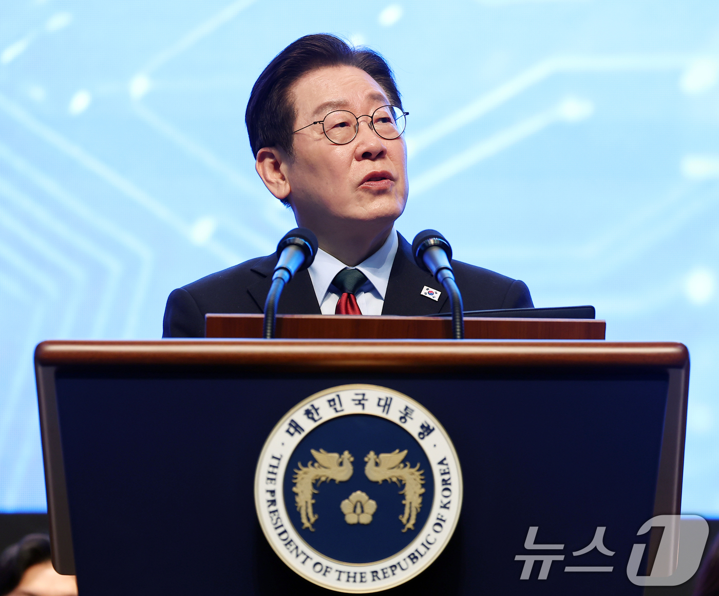 (대전=뉴스1) 이재명 기자 = 이재명 대통령이 20일 대전 유성구 한국과학기술원(KAIST)에서 열린 2025학년도 전기 학위수여식에 참석해 축사를 하고 있다. (청와대통신사진기 …