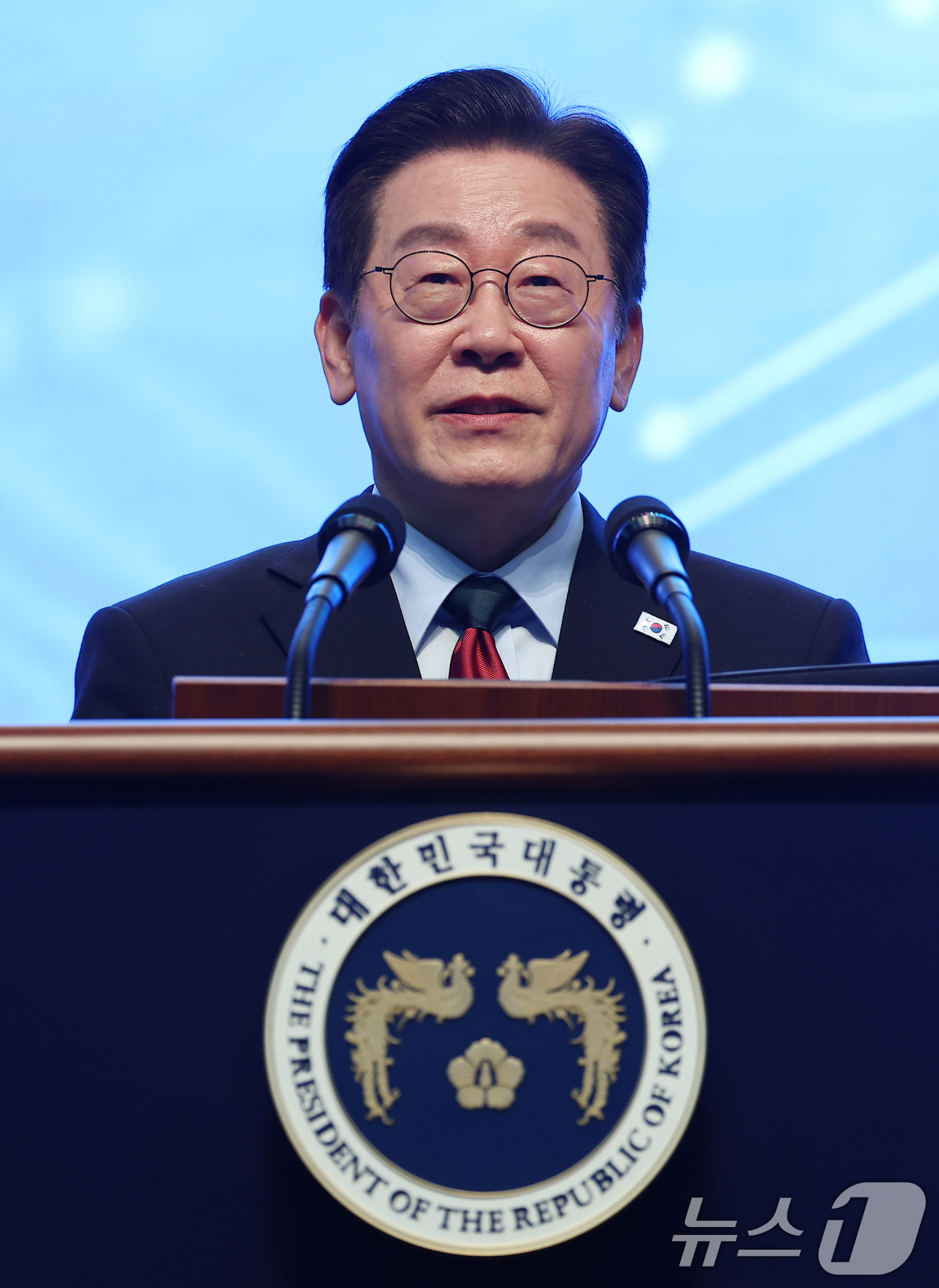 (대전=뉴스1) 이재명 기자 = 이재명 대통령이 20일 대전 유성구 한국과학기술원(KAIST)에서 열린 2025학년도 전기 학위수여식에 참석해 축사를 하고 있다. (청와대통신사진기 …