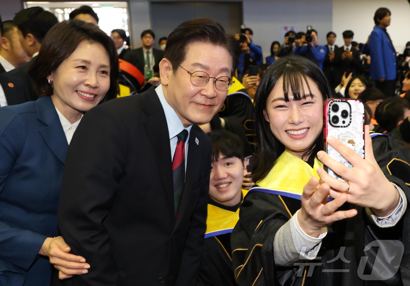(대전=뉴스1) 이재명 기자 = 이재명 대통령과 김혜경 여사가 20일 대전 유성구 한국과학기술원(KAIST)에서 열린 2025학년도 전기 학위수여식에서 졸업생들과 기념촬영하고 있다 …