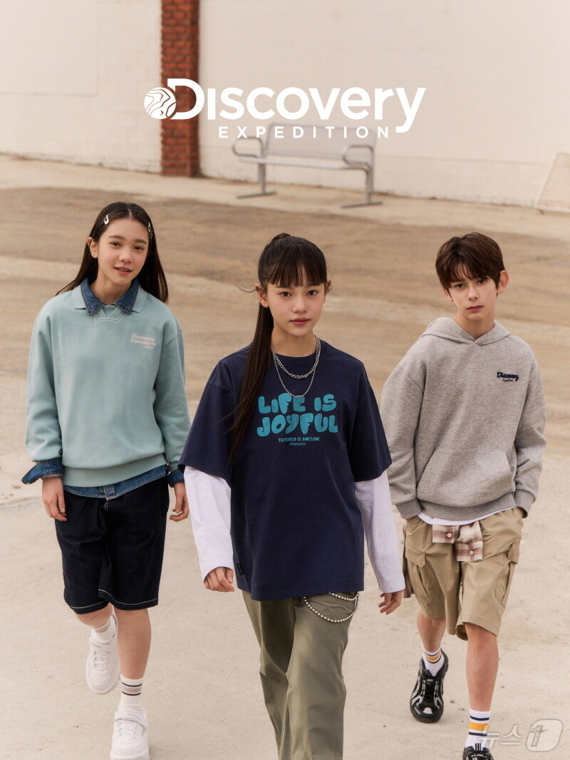 본문 이미지 - 디스커버리 키즈가 최근다채로운 컬러 구성에 기능성까지 갖춘 26SS 시즌 봄 화보 공개했다.(디스커버리 제공) 