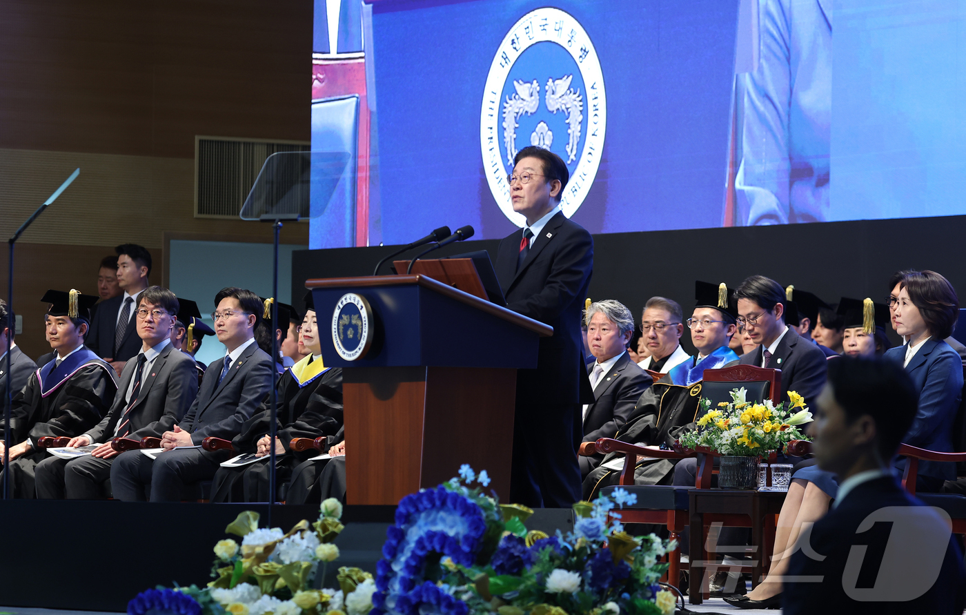 (대전=뉴스1) 이재명 기자 = 이재명 대통령이 20일 대전 유성구 한국과학기술원(KAIST)에서 열린 학위수여식에서 축사하고 있다. (청와대통신사진기자단) 2026.2.20/뉴스 …