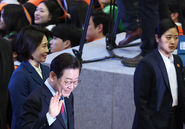 손 인사하는 이재명 대통령