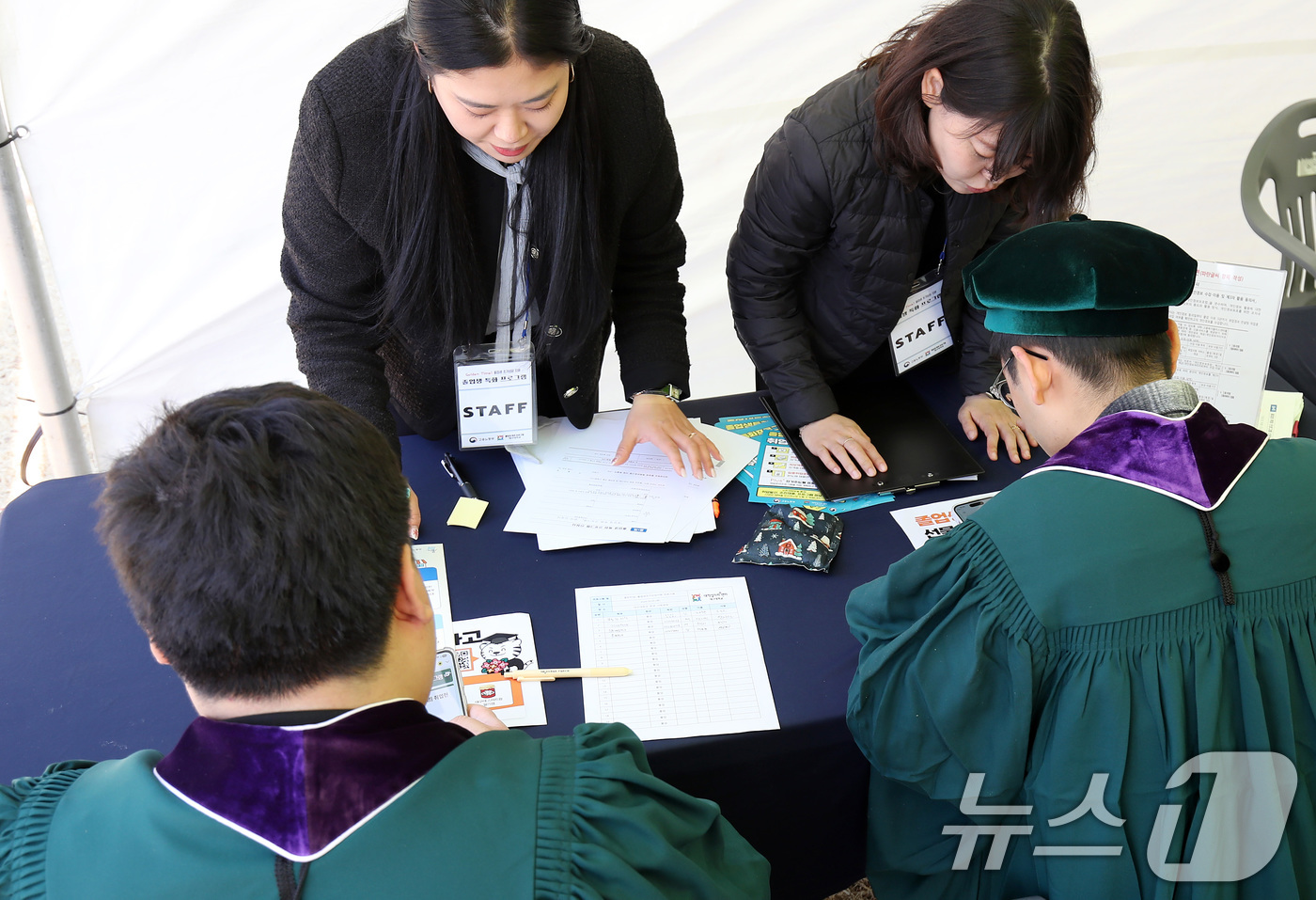 (경산=뉴스1) 공정식 기자 = 20일 대구대학교 경산캠퍼스에서 2025학년도 전기 학위수여식을 마친 졸업생들이 취업 지원 부스를 찾아 졸업생 특화 프로그램 신청서를 작성하고 있다 …