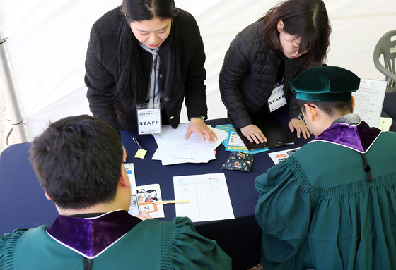 졸업생들의 취업 도전