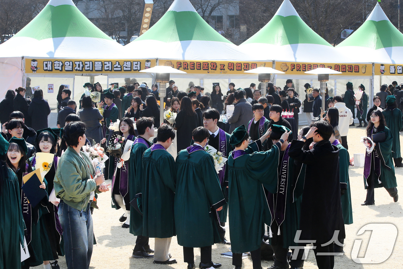 (경산=뉴스1) 공정식 기자 = 20일 2025학년도 전기 학위수여식이 열린 대구대학교 경산캠퍼스에 졸업생을 위한 취업 지원 프로그램이 운영돼 부스 주변이 졸업생과 가족들로 붐비고 …