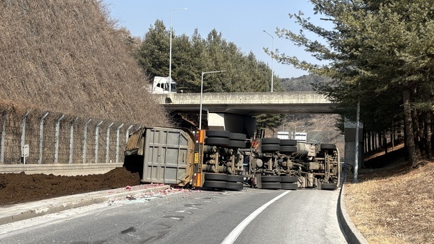 북단양 IC 인근 중앙고속도로서 덤프트럭 전도…운전자 경상