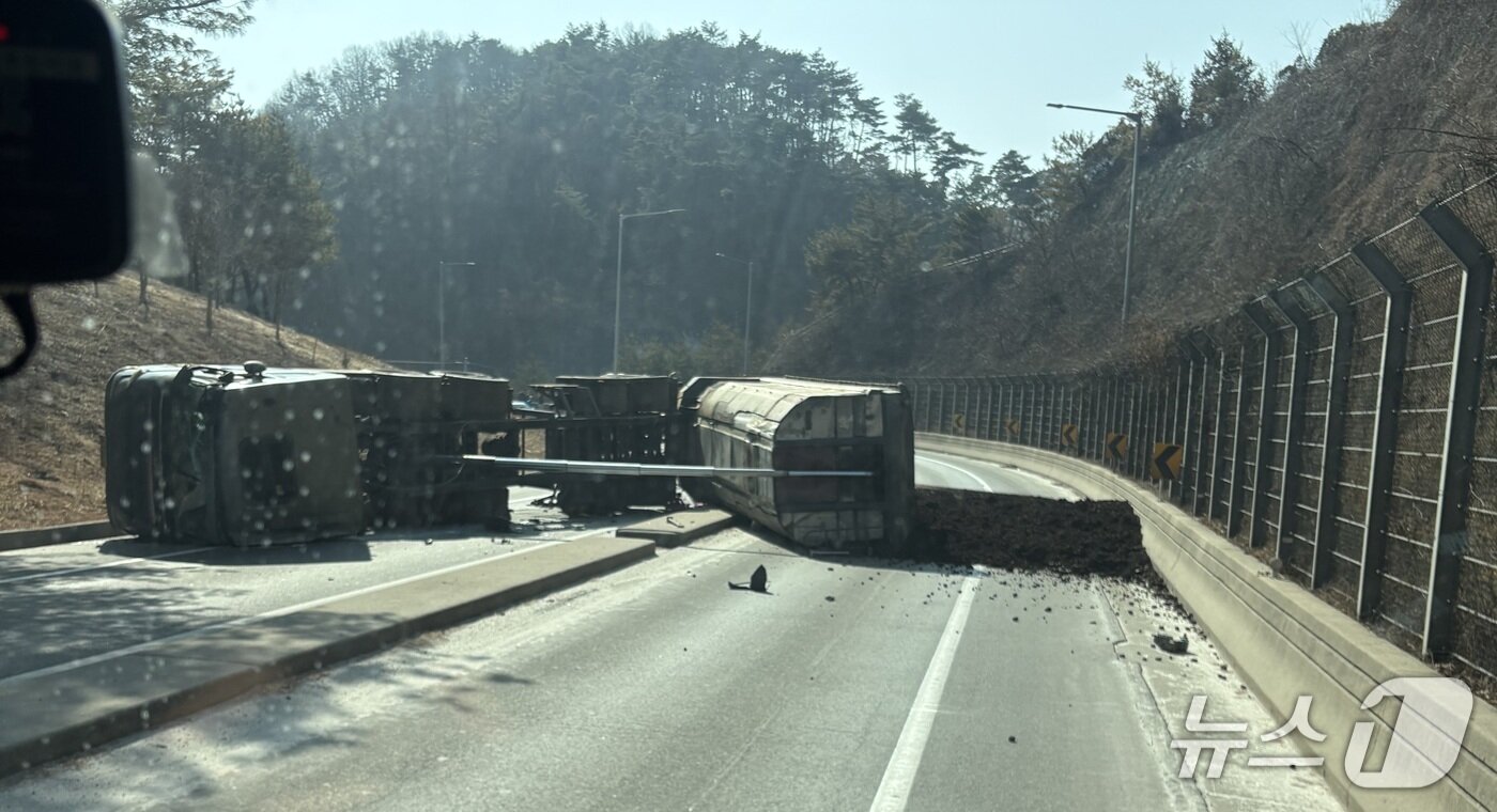 본문 이미지 -  25톤 덤프트럭 전도. (독자 제공. 재판매 및 DB금지)/뉴스1