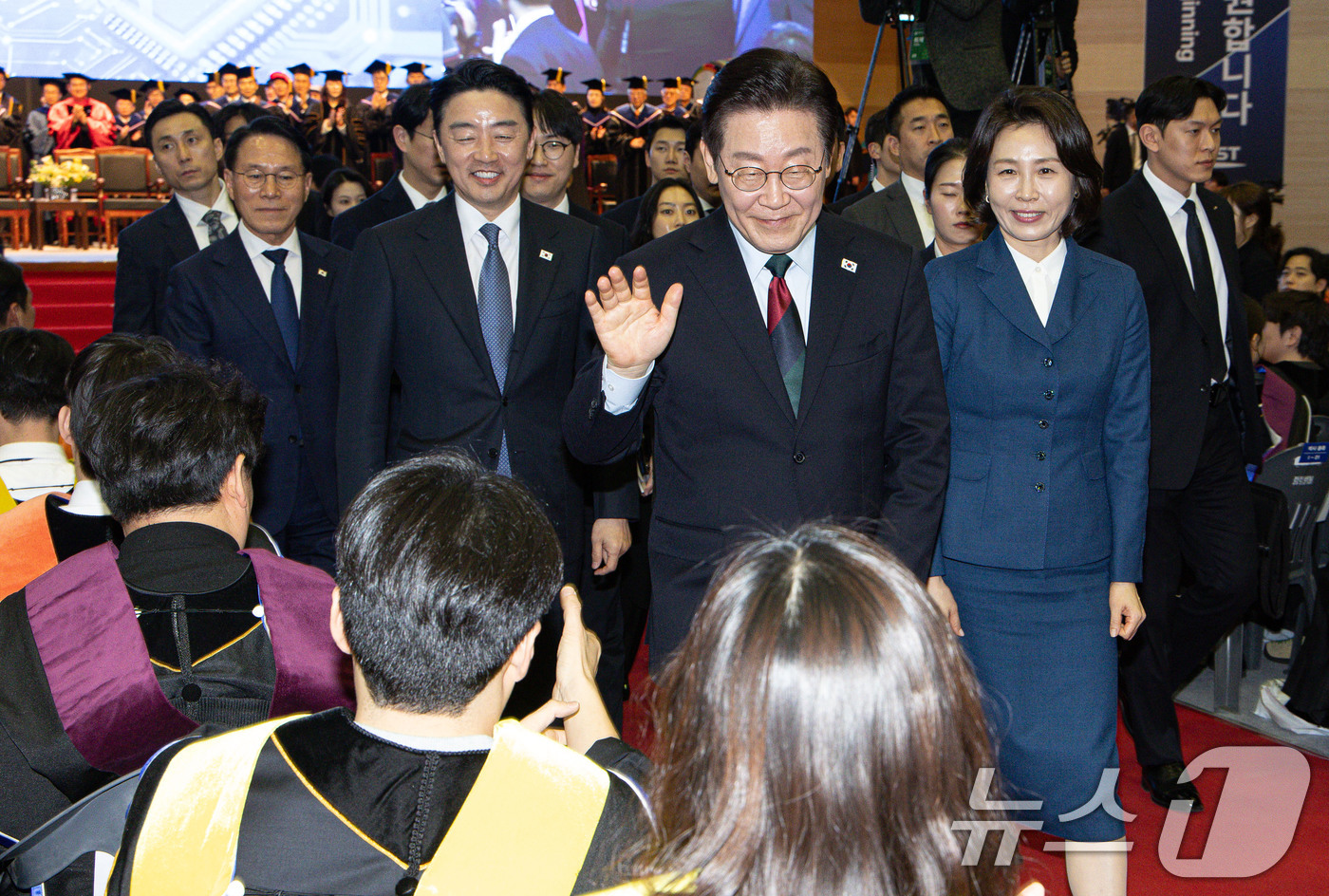 (대전=뉴스1) 이재명 기자 = 이재명 대통령이 20일 대전 유성구 한국과학기술원(KAIST)에서 열린 학위수여식을 마친 후 행사장을 나서고 있다. 2026.2.20/뉴스1